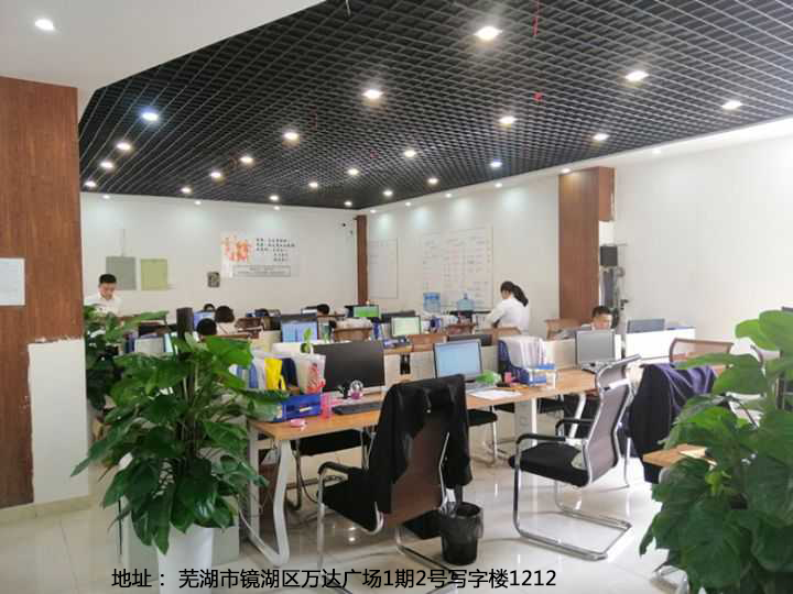 地址：蕪湖市鏡湖區(qū)萬達廣場1期2號寫字樓1212 tell:①⑧⑥⑤⑤③⑥③⑥⑧⑨ 陳穎（18655363689-13275533817） 官網(wǎng):http://www.yh00l.com/ 1.建筑業(yè)資質(zhì)，總包12項，專包36項 （建筑，市政，機電，公路，水利，通信，鋼結構，電力，環(huán)保，機電安裝，地基，消防，裝飾裝修，鋼結構，電子智能化，幕墻，城市及道路照明，地基基礎，模板腳手架，勞務等） 2.資質(zhì)維護托管； 3.安全生產(chǎn)許可證新辦延期； 4.資質(zhì)變更；增項，升級。 5.資質(zhì)轉(zhuǎn)讓； 6.辦理三類人員過期延期； 7.建委特種工辦理 申報建筑勞務資質(zhì)，必須配置相關的人員，包括技術負責人、技工和九大員等。 （1）技術負責人：1名，2萬左右。 （2）技術工人：50名，3萬左右（600/人）。 （3）九大員：5名，1萬左右（2000/人）。 總之，企業(yè)人員費用，必須重視，建筑施工人員社保費也是由資質(zhì)代辦公司代為辦理的。為施工人員辦理半年或者一年的社會保險。每個申報人員都要購買社保，合計4萬左右（800/人）。91資質(zhì)管家小編提醒大家，現(xiàn)在社保查得越來越嚴了，如果要辦得盡快了。時間對這樣的朋友來說，簡直太重要了，不允許有半點的拖沓，否則，將損失更多。 